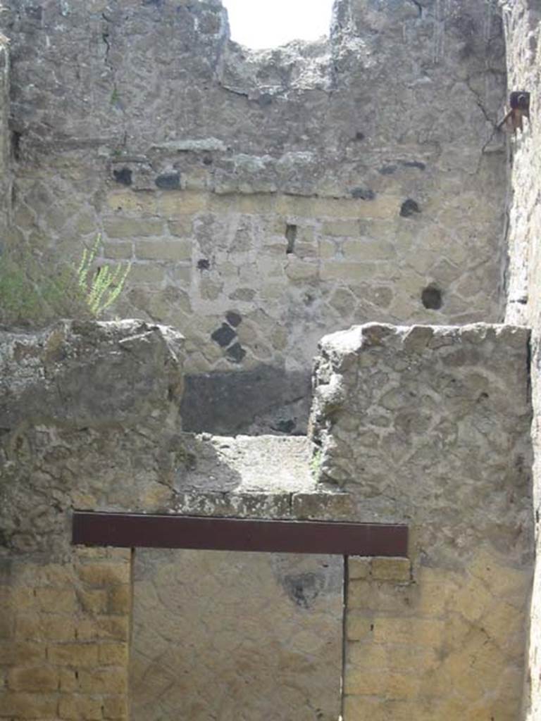 IV.11, Herculaneum, May 2003.
Looking towards south wall of small cubiculum with doorway to a corridor and small window above it.
Photo courtesy of Nicolas Monteix.